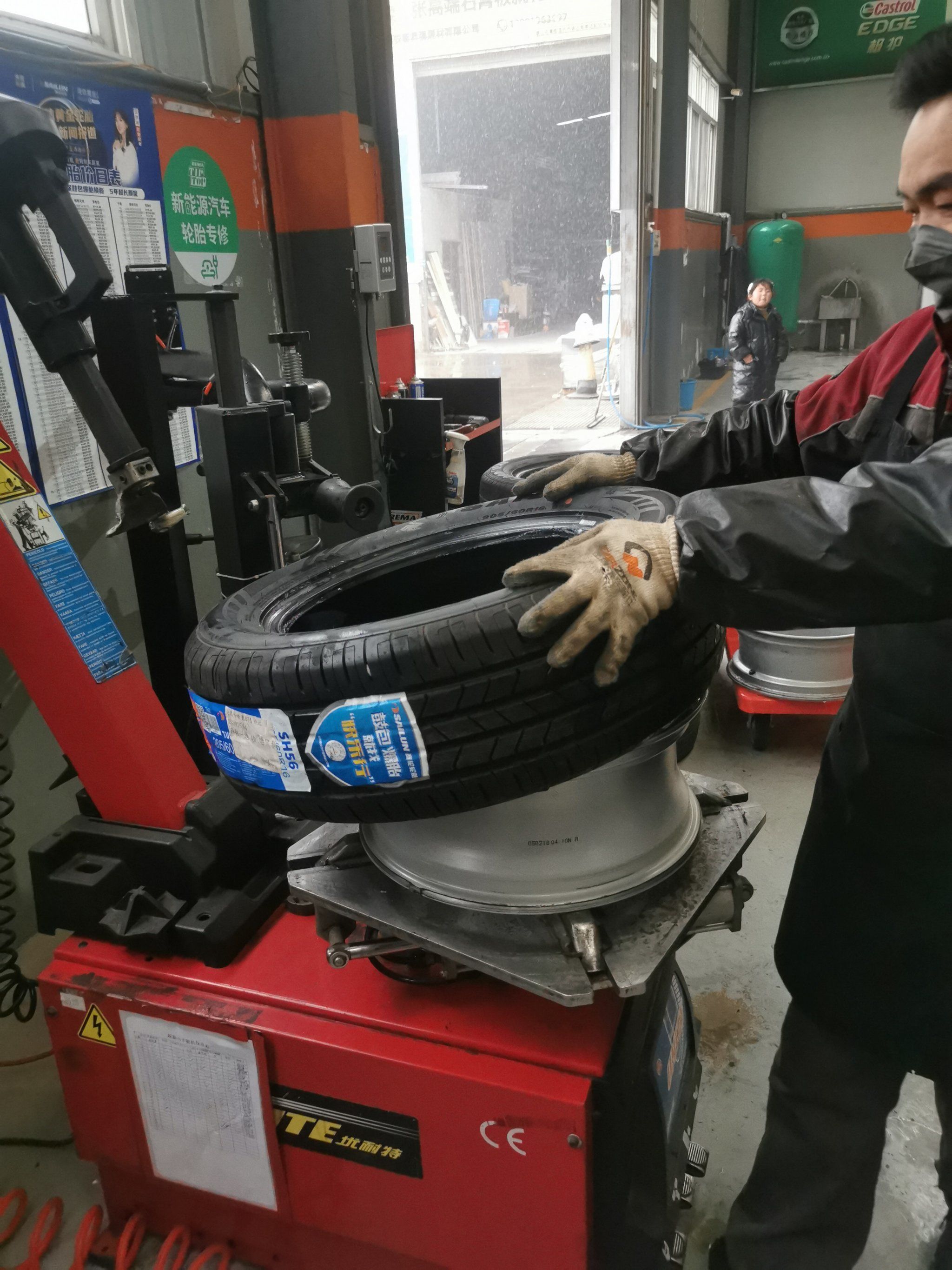 过年回家把轮胎检查一下,发现轮胎不行了