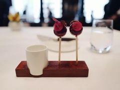 鹅肝甜菜棒棒糖-Amber(置地文华东方酒店)