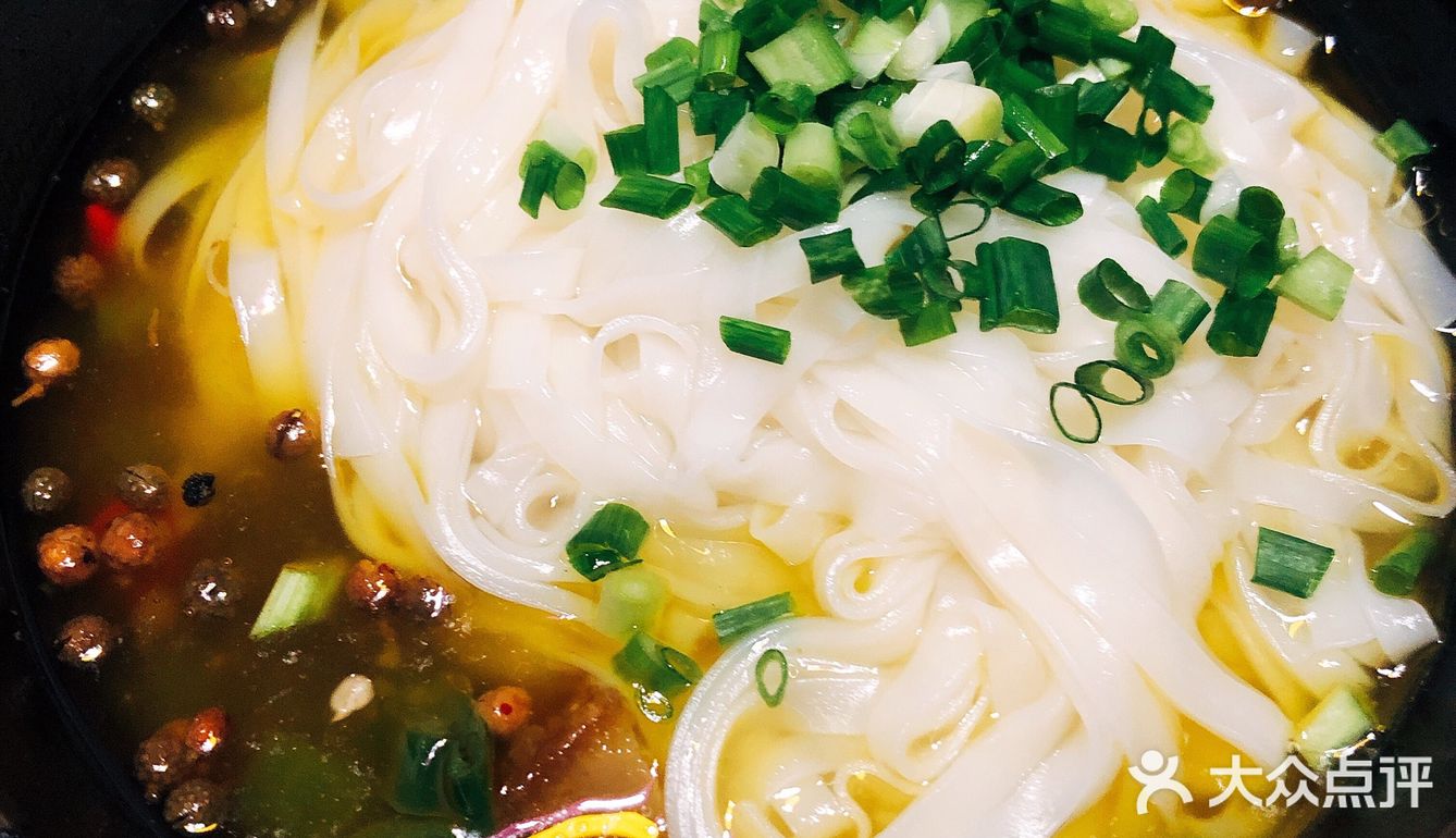 深夜食堂！来一碗开胃的尖椒鸡丁面吧～