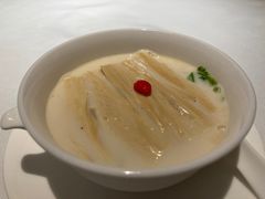 鲜鱼汤腐竹煮豆苗-粤界(望京金辉店)