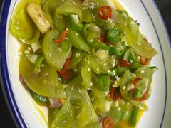 青番茄炒腊肉-老铁私房菜