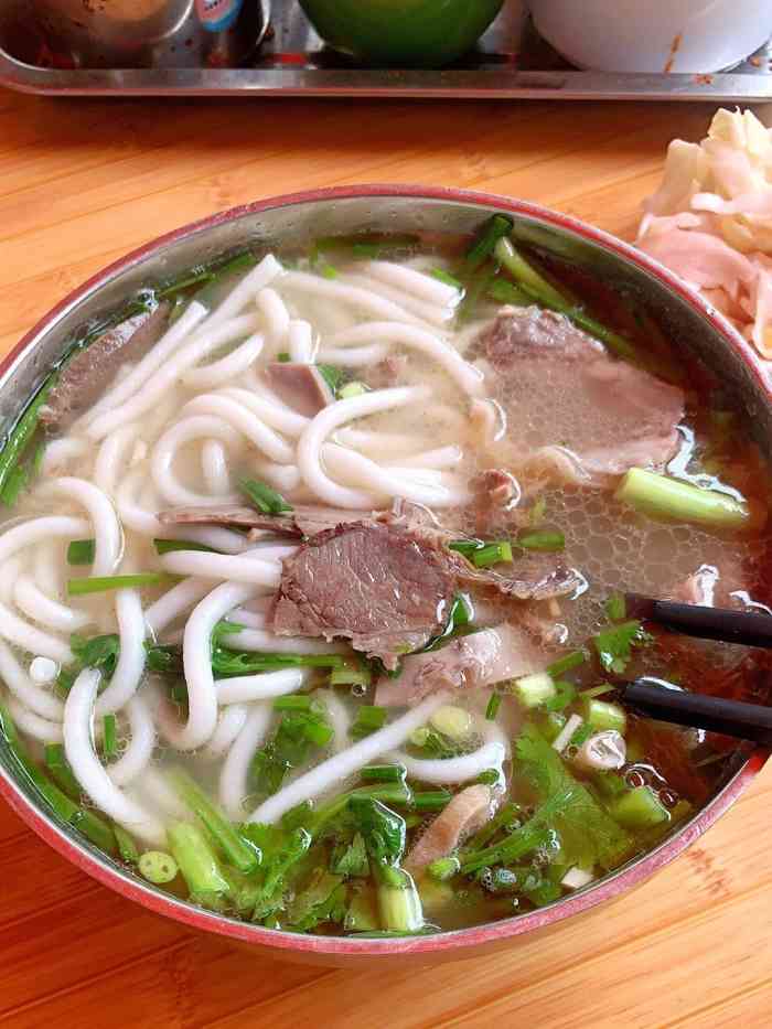 老盐边羊肉米线-"我也不知道怎么发现的这家店,但是真的好便.