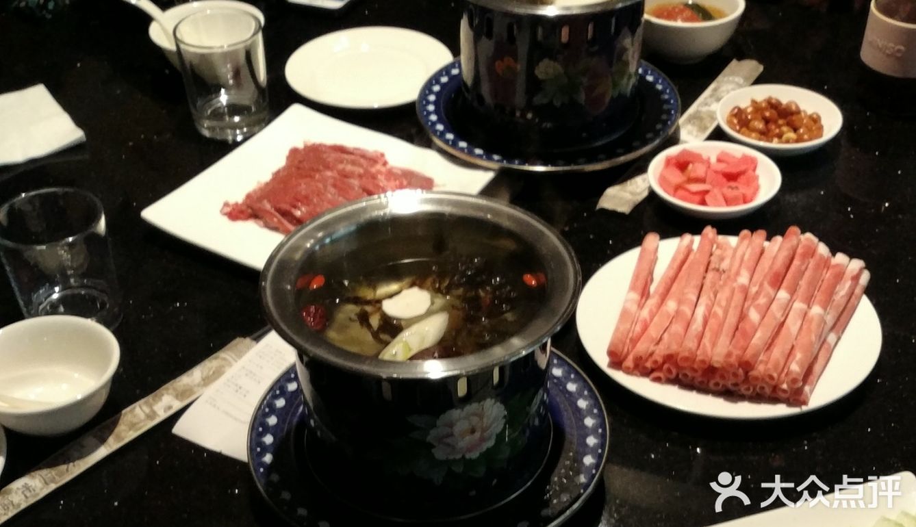 服务态度不算好，因为有一盘羊肉颜色发黑