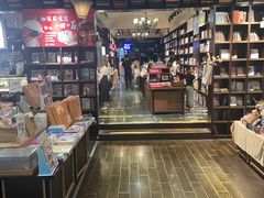 -钟书阁(松江泰晤士小镇店)