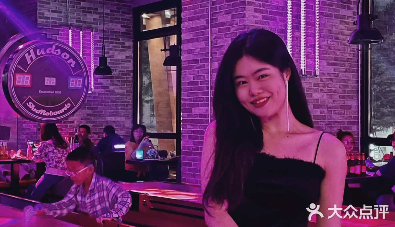 百脑汇新开业的餐吧也太🉑️了吧！美女驻唱还有68抵100！
