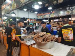 -席娜卡琳火车铁道夜市