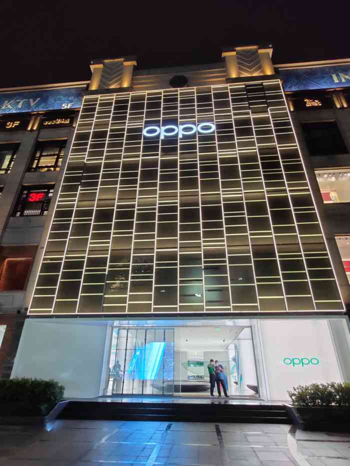 oppo(华狮688广场超级旗舰店)-"最近想换新机 然后就去了oppo最大旗舰