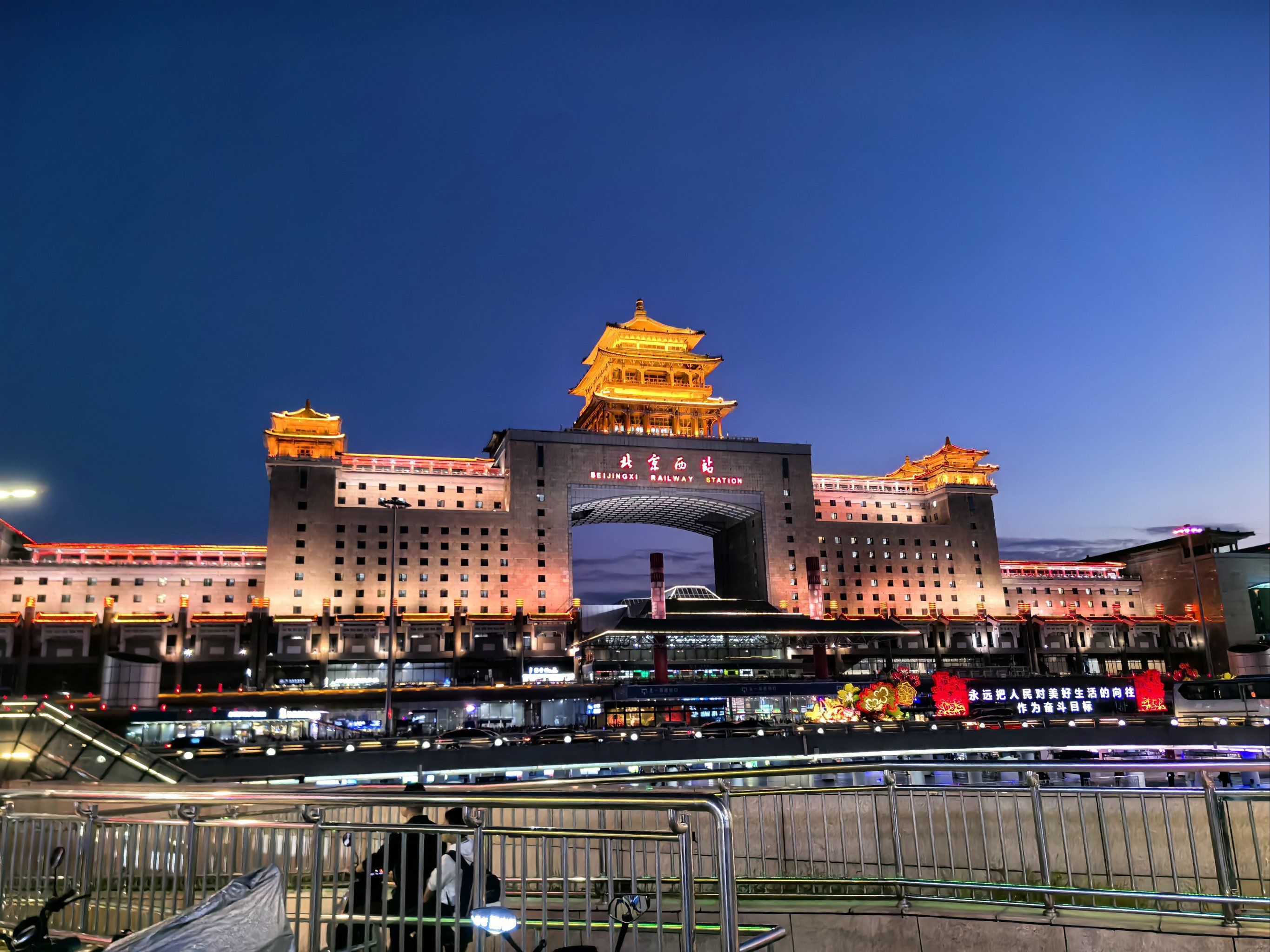 深夜火车站掠影