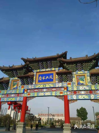 乔家大院中有一幅楹联说： 行事莫将天理错，立身宜与古