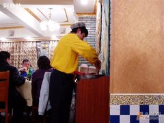 其实他一直在夹那个肉饼……-维吾尔餐厅(宜山路店)