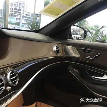 一束美丽绽放的还带有露珠花束