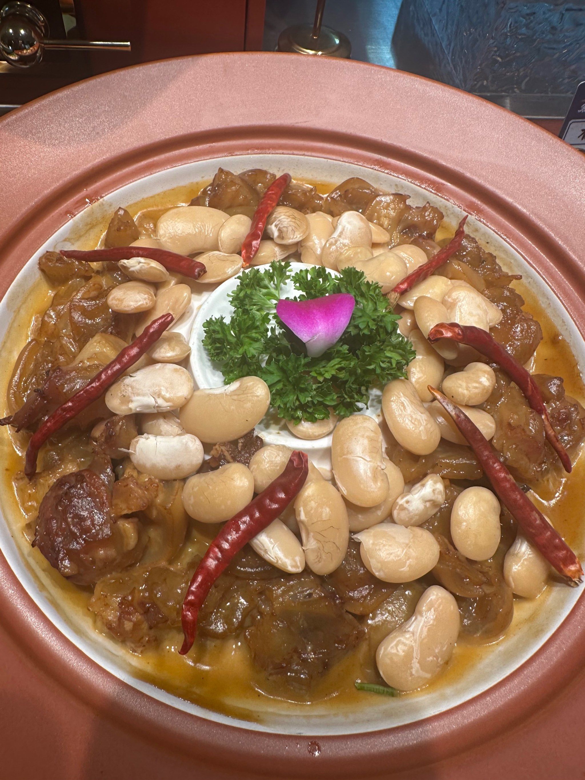 牛掌的口感独特,它的肉质较为厚实,富有弹性