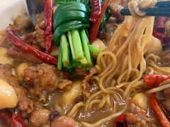 黄焖鸡配面条-云腾食府·云南菜