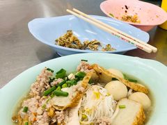 猪肉鱼蛋鱼饼原汤河粉-榮泰米粉湯(Left Shop)