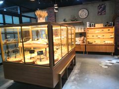 面包甜点陈列柜-啊噗吐呦现场烘焙(麦凯乐店)