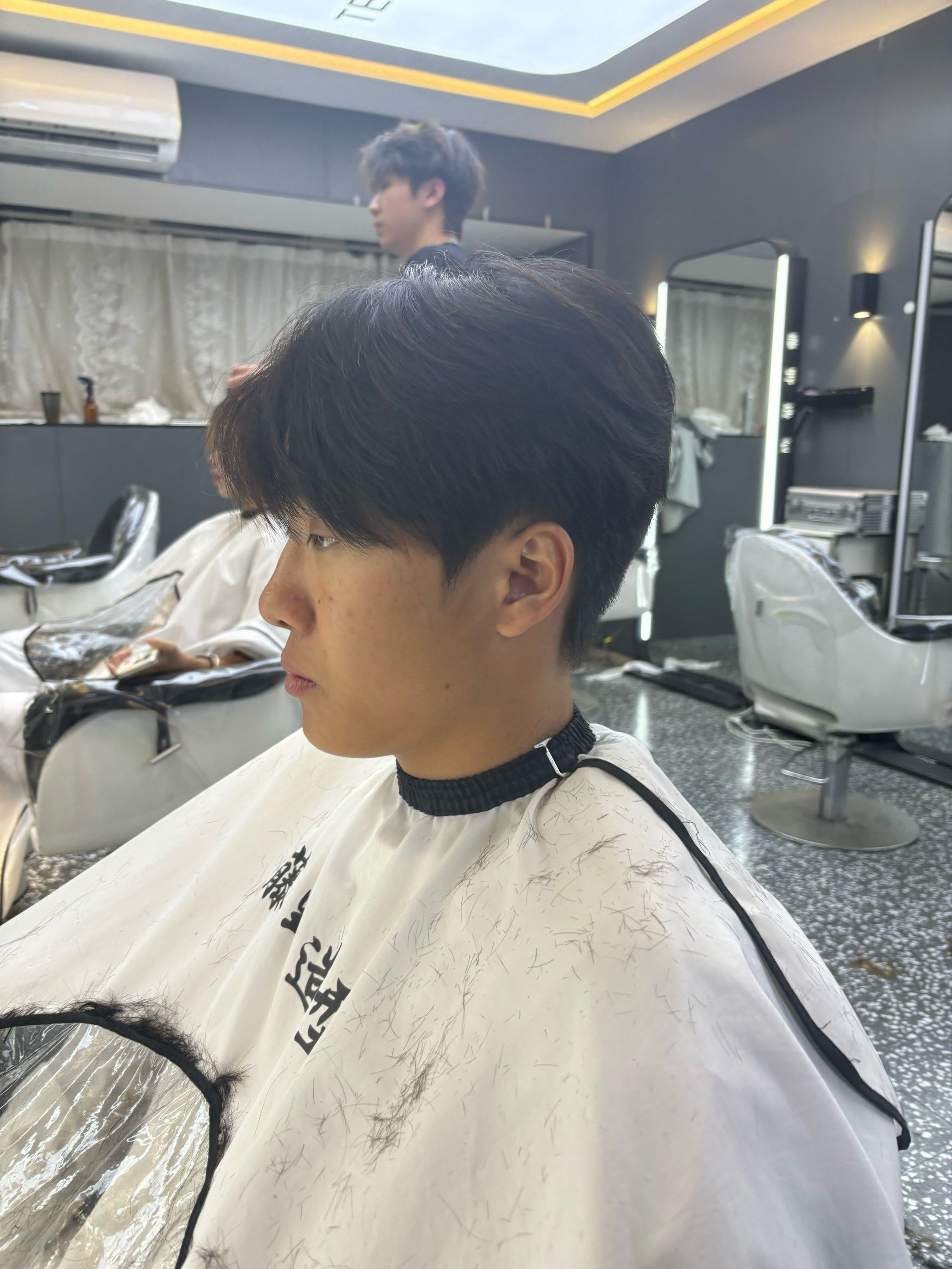 中分发型超帅气