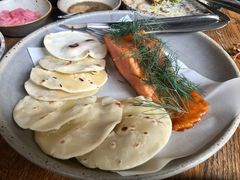 烟熏三文鱼配烤饺子皮和芥末籽酱-BOR Eatery(安福路店)