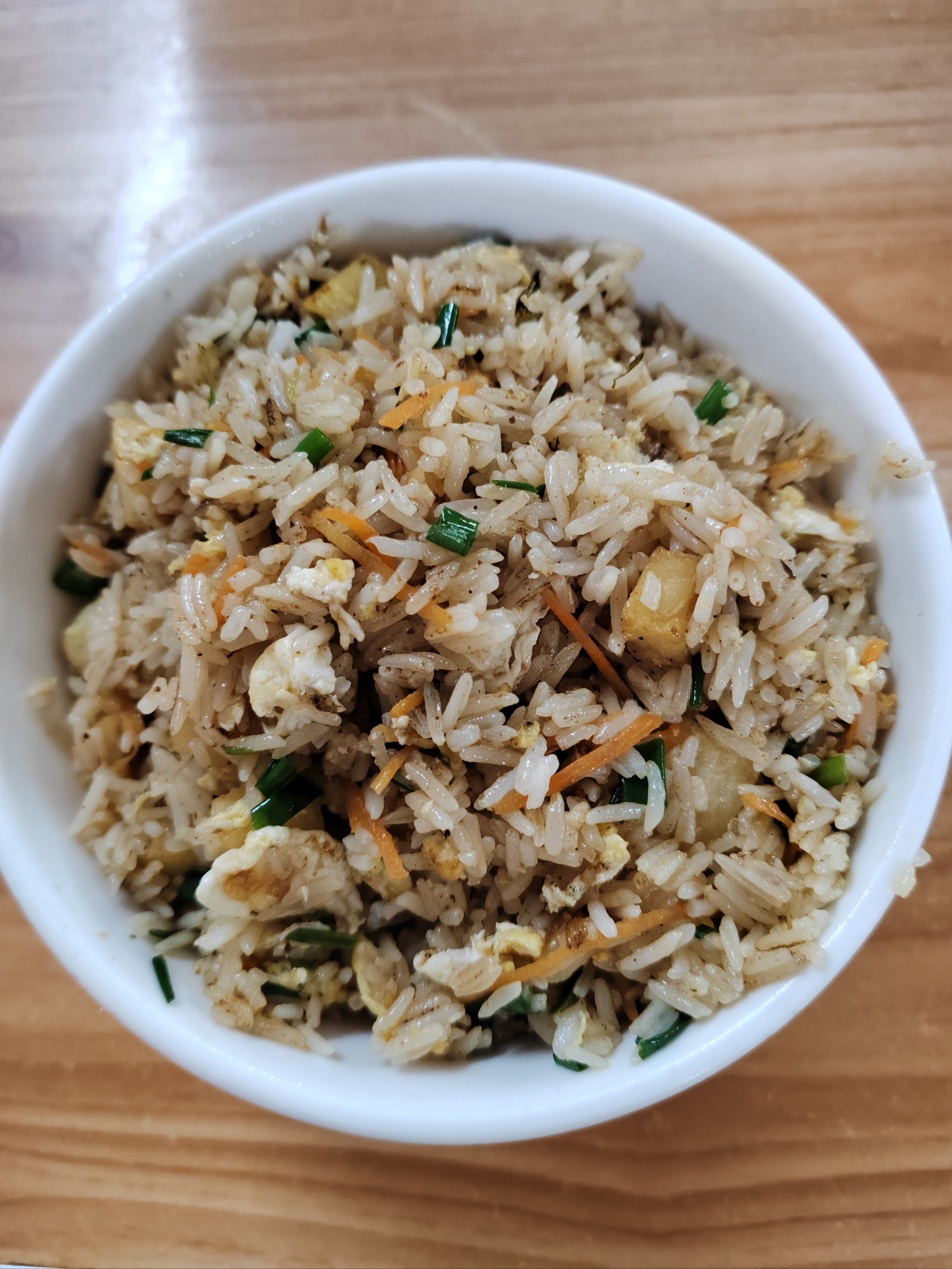 两人叫了一份蛋炒饭一份苦瓜猪肉饭,还有一