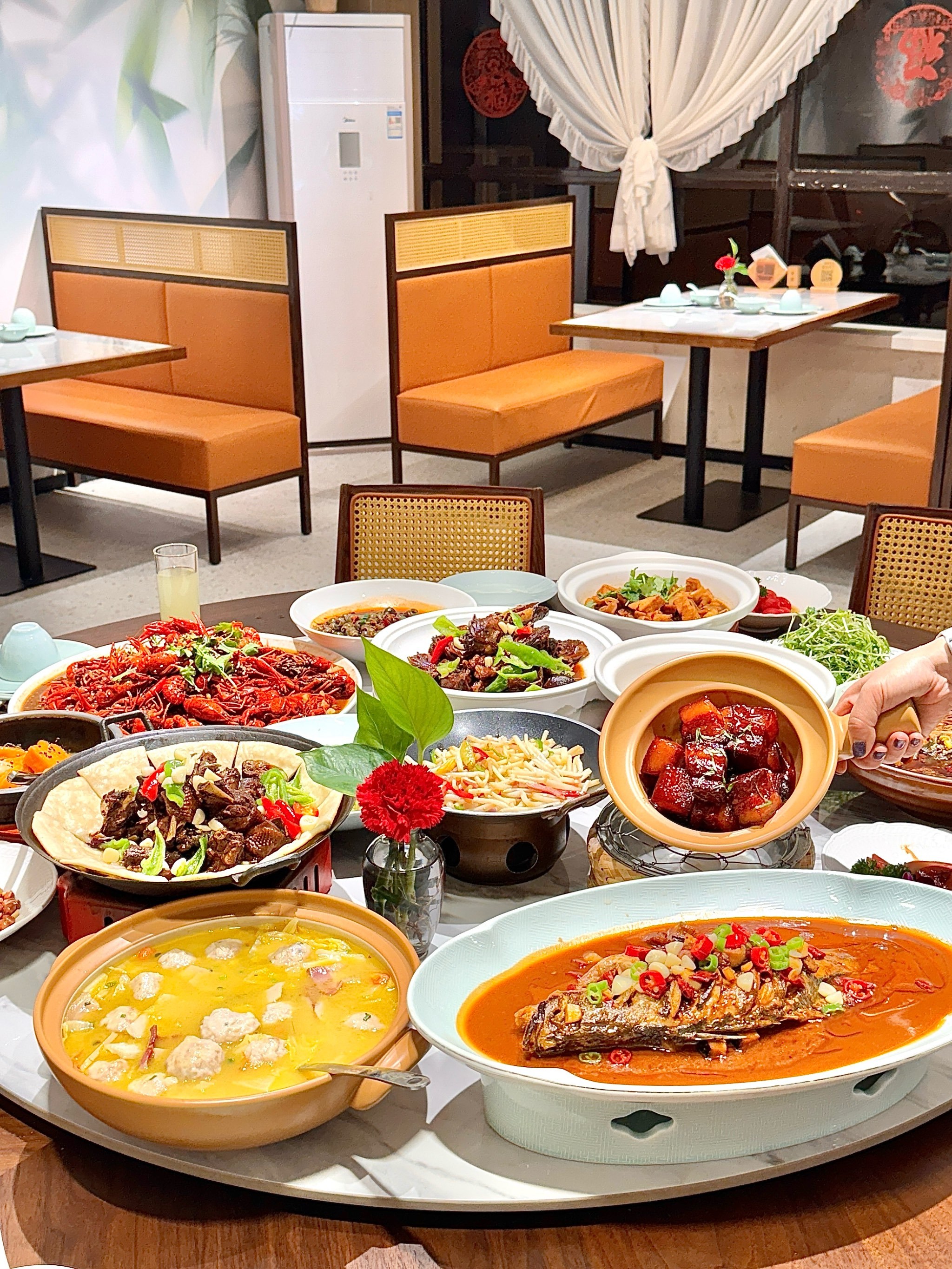 在森林公园吃经典徽菜