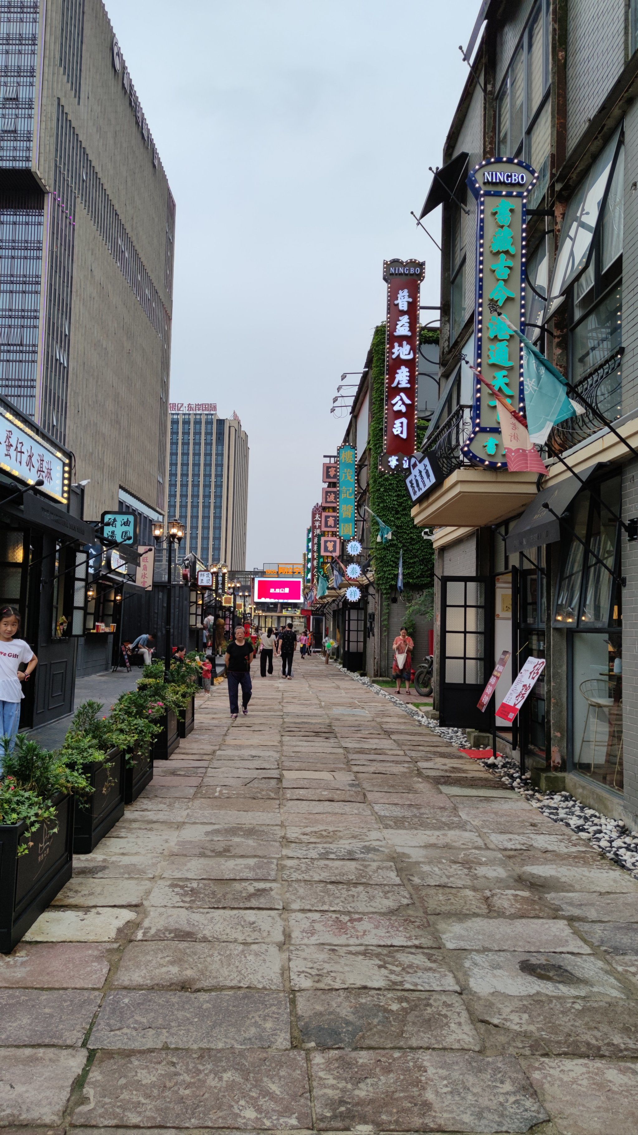 商业街的热闹时光