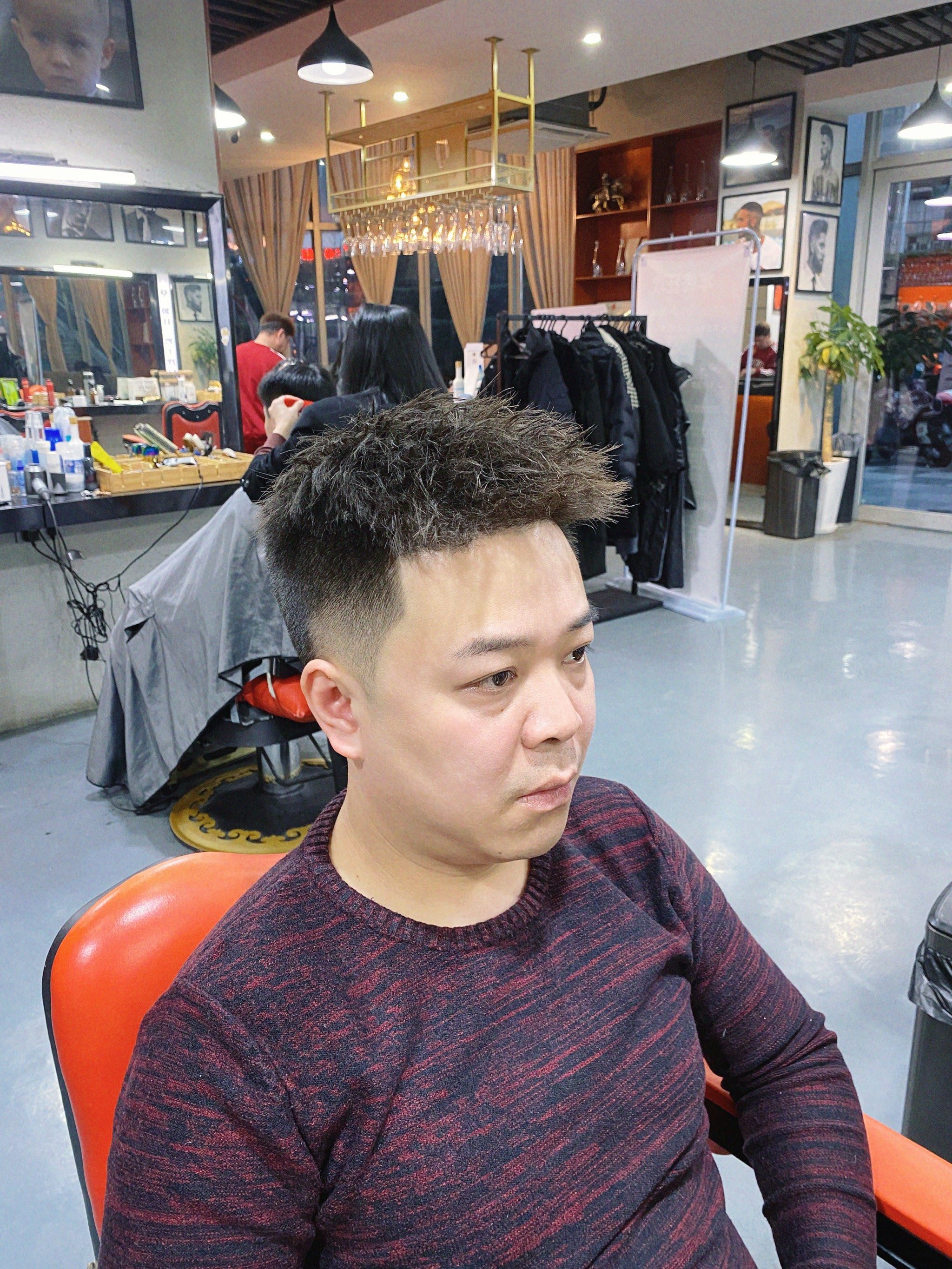 脸型偏长和头顶不饱满的兄弟们可以尝试一下这款发型非常的适合