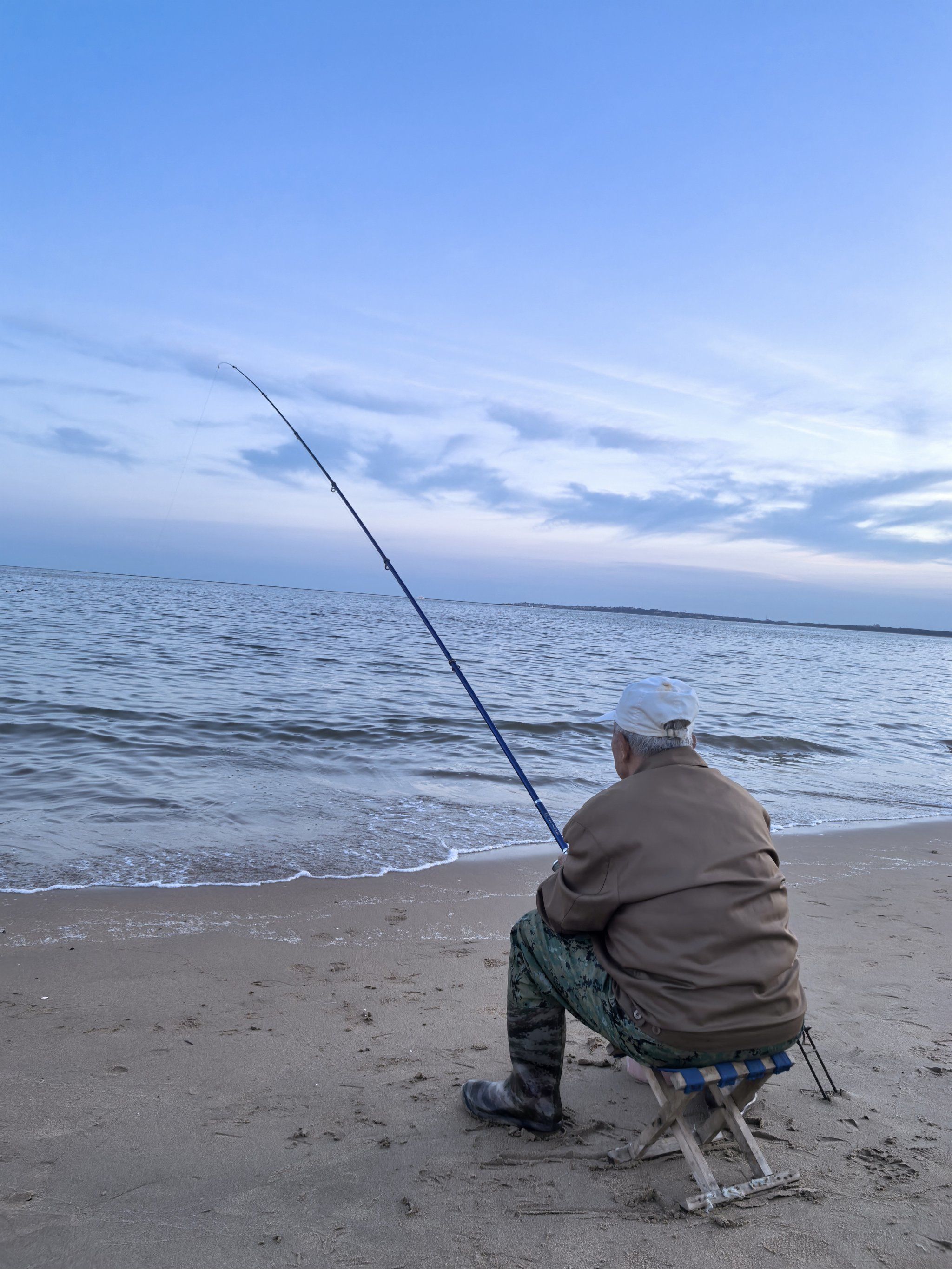 秦皇岛海边垂钓的大叔