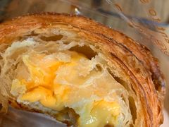 流心咸蛋黄牛角包-莎琳娜食品有限公司·蛋糕店