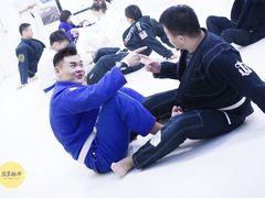 -菠萝格斗巴西柔术训练馆