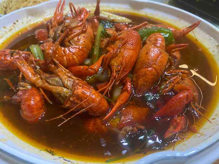 有钳任性龙虾馆-"五一假期第四天 好多人出游堵在路上 宅在.