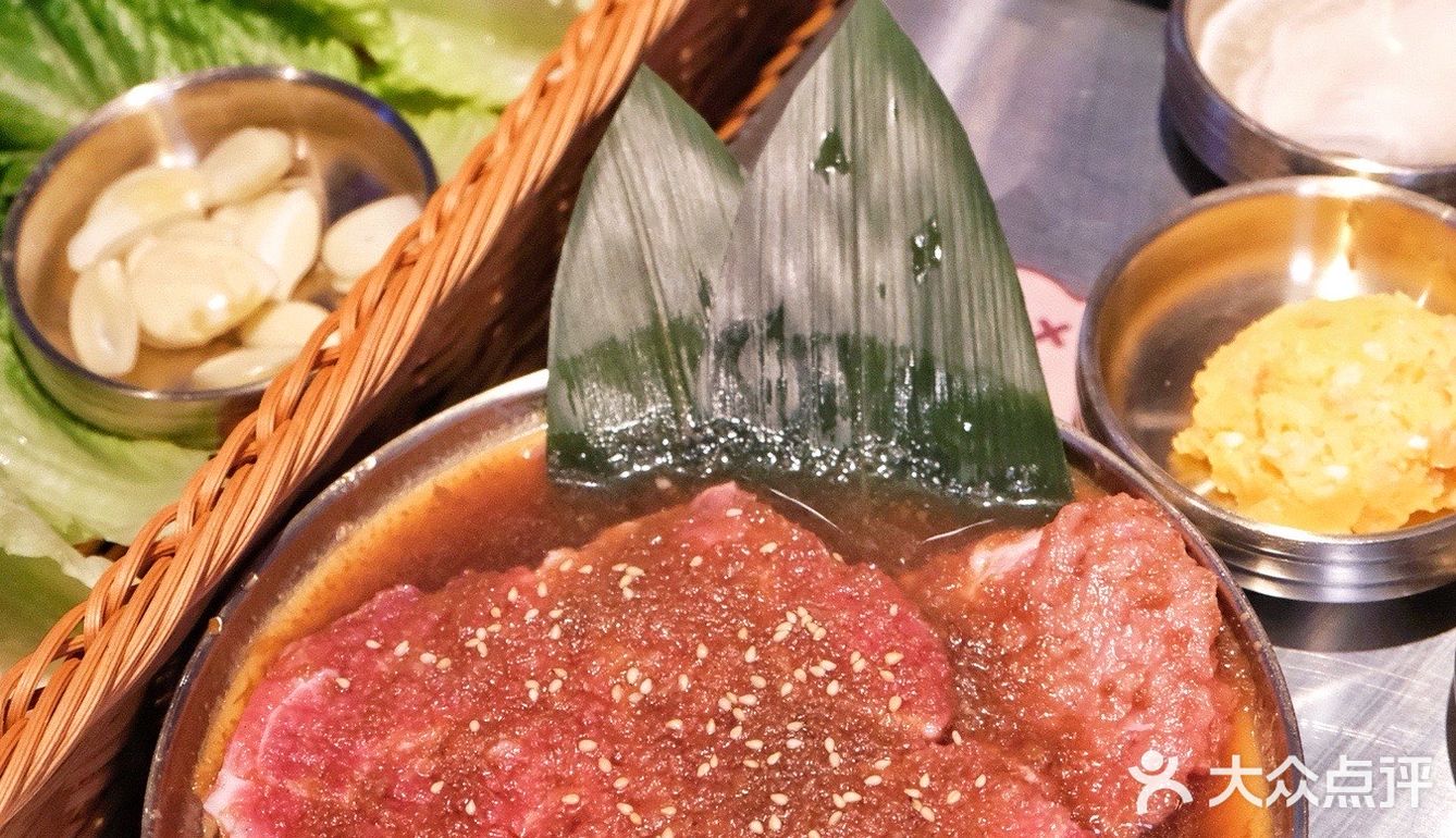 惊‼️这家烤肉店小哥哥颜值可太高了吧