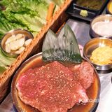 惊‼️这家烤肉店小哥哥颜值可太高了吧