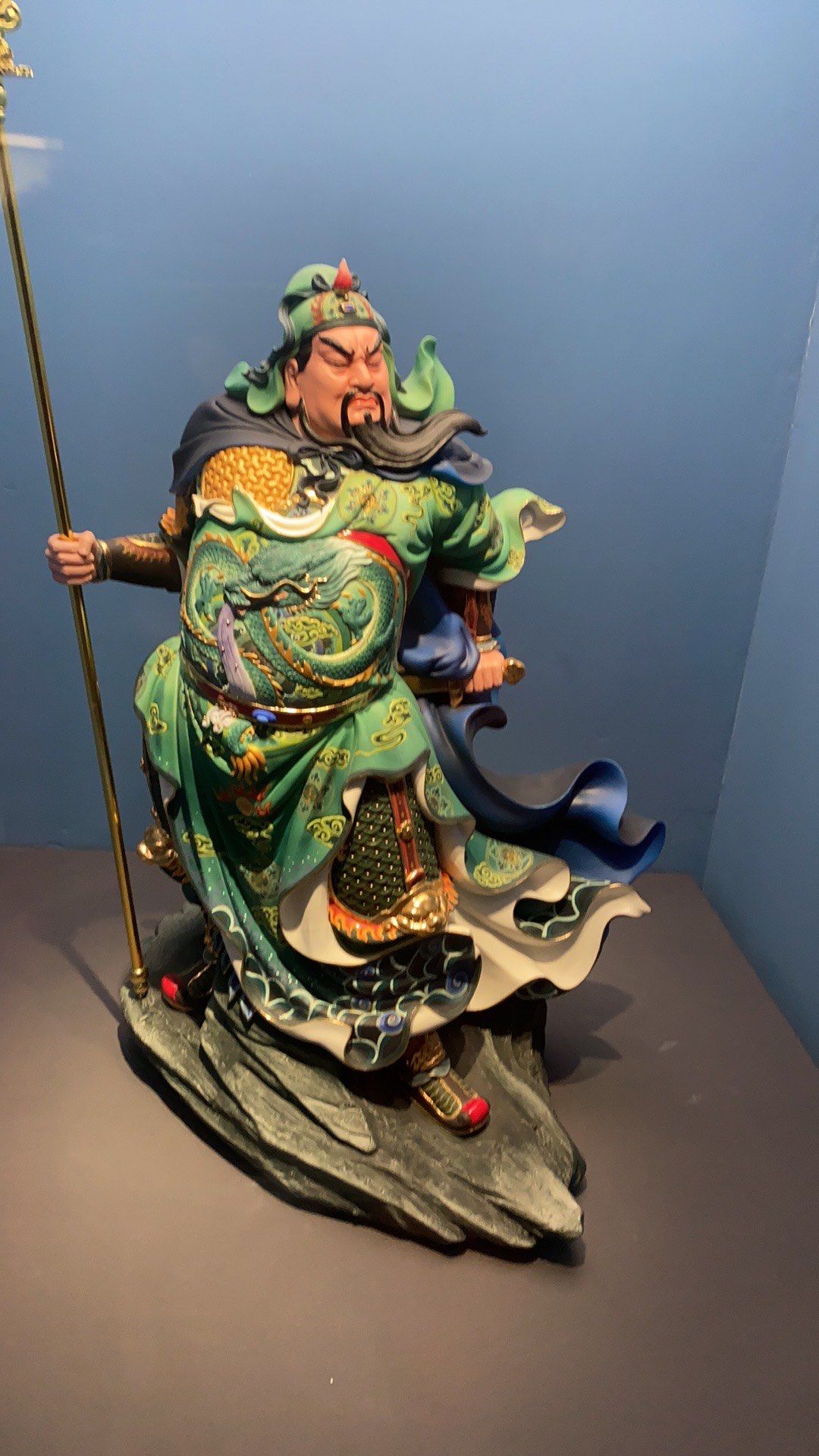 白瓷展中的关公