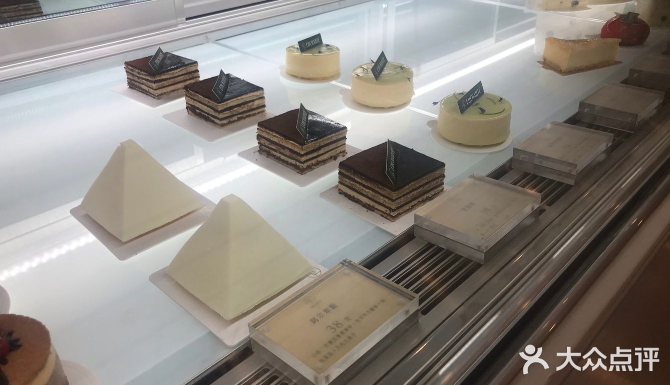 是由夹心的，外层有点硬，奶香，椰蓉好像