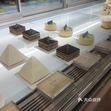 是由夹心的，外层有点硬，奶香，椰蓉好像