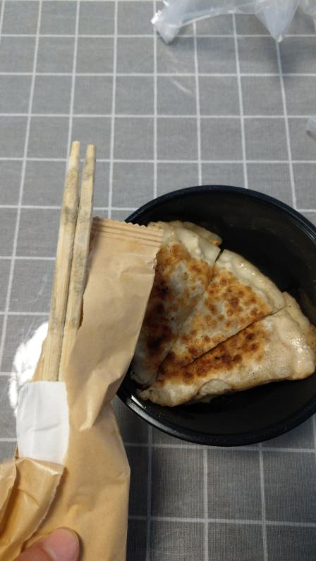 两双筷子都发霉,可能我买的是个手抓饼吧