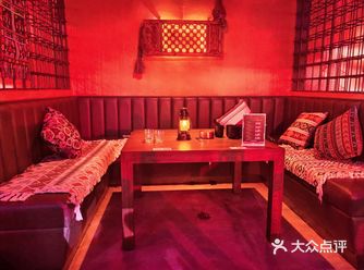 这家店离地铁很近，店里非常干净，店里的环境很有氛围