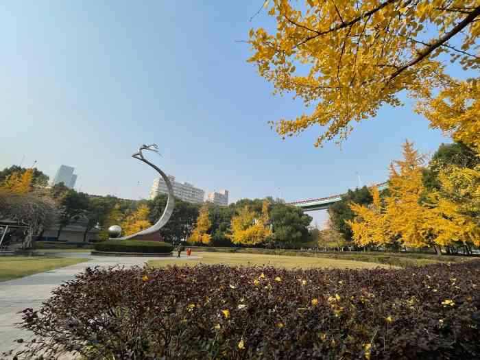 延天绿地-"位于延安路天山路口,绿地虽然不大,但这里.