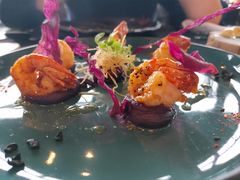 煎虾配紫薯泥薯片及姜味柠檬汁-AZUL by FUEL蓝色·法式酒馆(琶醍店)