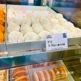 忍不住开始挑选,他们家的黄油年糕和蛋挞都是主打哦