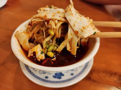 -炉小二铜锅牛蛙•川湘菜(三里屯店)
