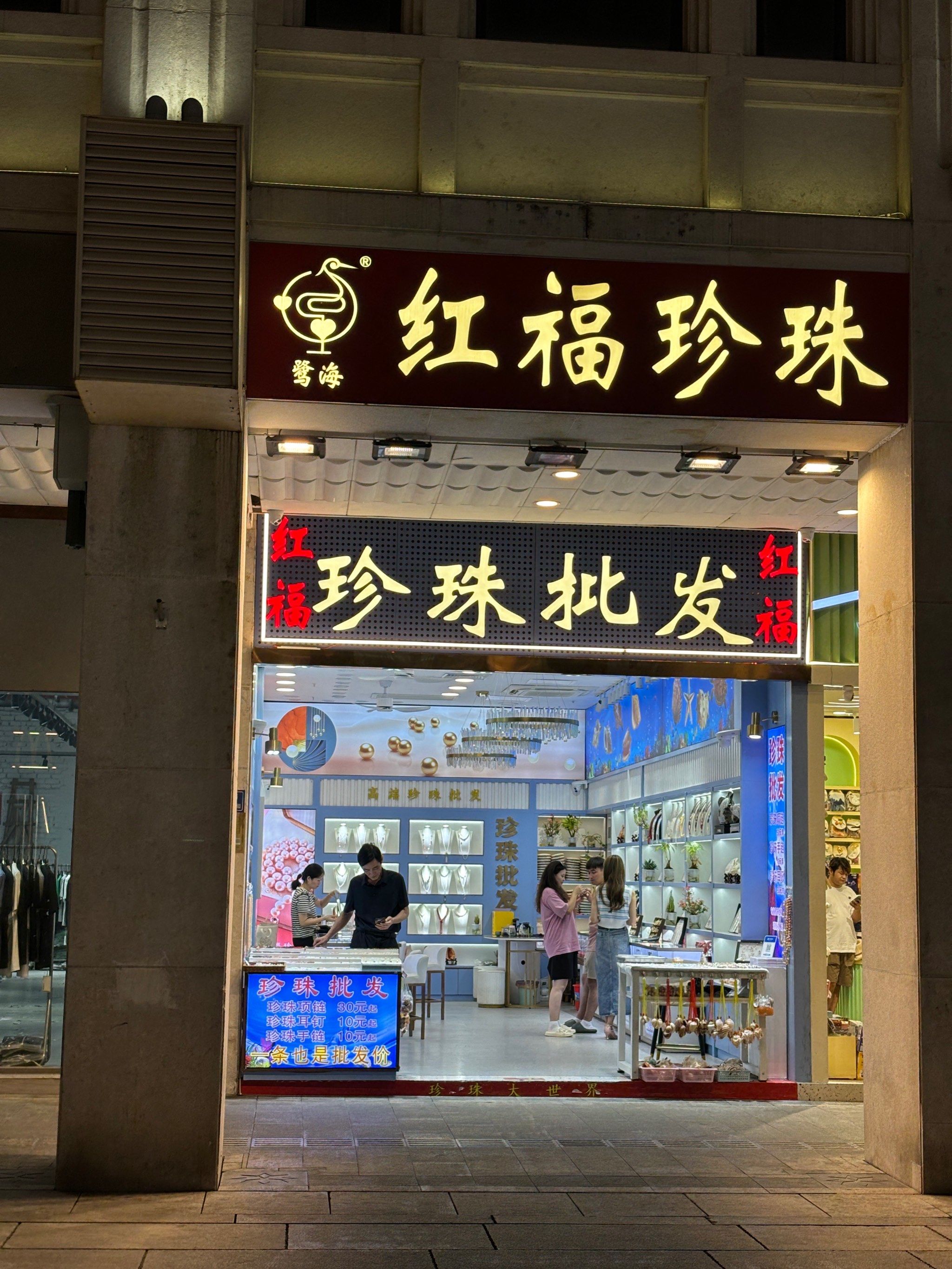 跟着小红书姐妹来逛的,我先去了曾厝垵,没买