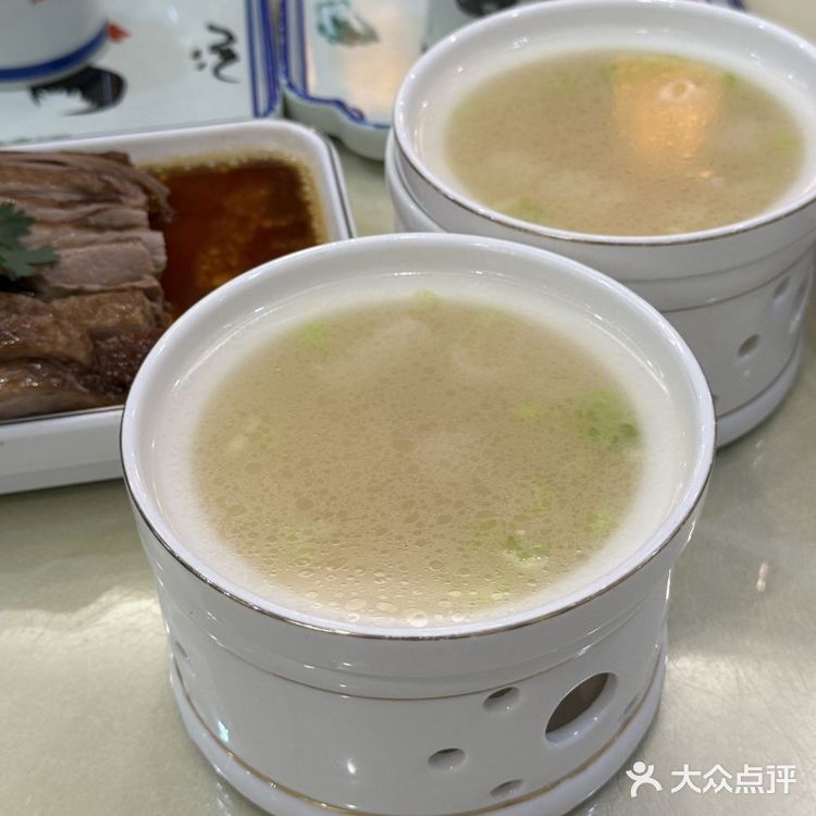这家开在大宁中心的潮府粥绝对是非常的正宗，食材新鲜