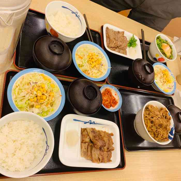 吉野家(jr品川站店)-"店小,一人前面一人后厨,就两人个服务员,.