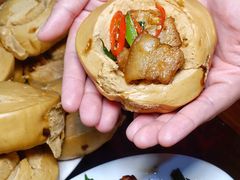 红糖馒头配秘制回锅肉-凯华海鲜火锅·传承三十六年