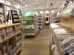 -名创优品(北京新中关购物中心地铁层店)