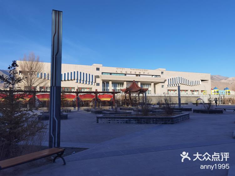 翡翠湖边上的大柴旦镇