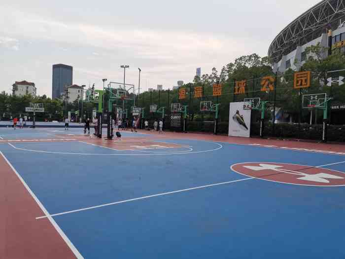 源深篮球公园-"场地不错.可惜今年会员满了.不然肯定办个.