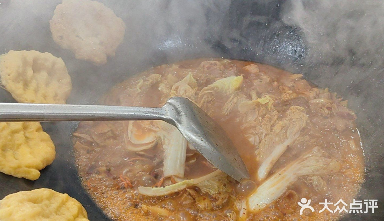 坐在院子里吹着风吃柴火鸡,太有感觉了!