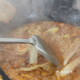 坐在院子里吹着风吃柴火鸡,太有感觉了!