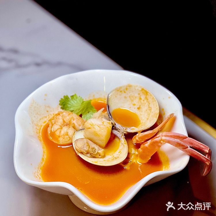 高甜预警｜情人节氛围拉满的烛光晚餐🌹餐厅一楼是玫瑰花花海～